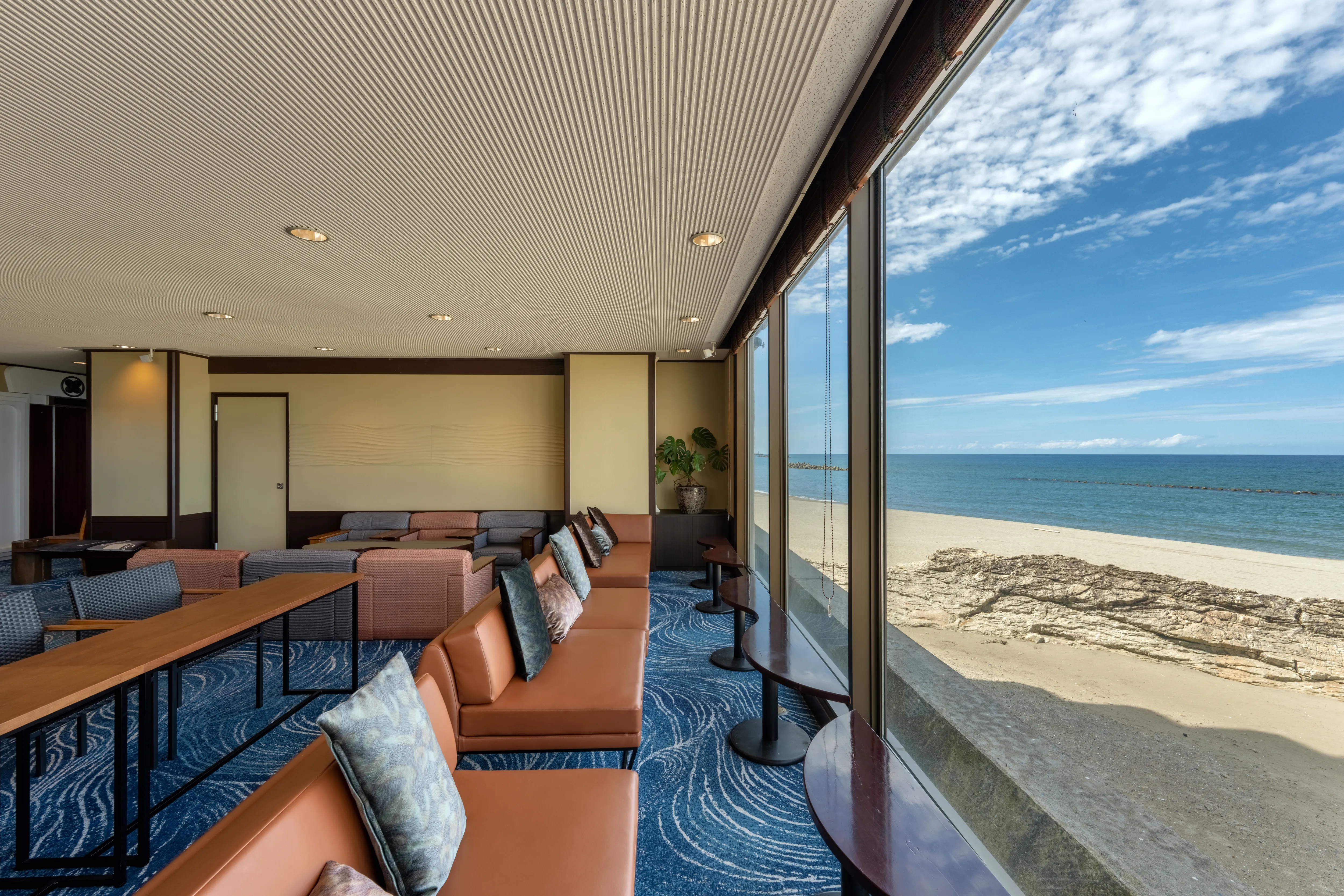 海が見える室内